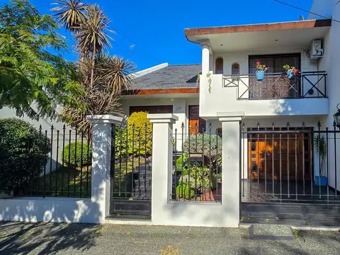 Venta casa 5 ambientes en dos plantas con jardín, parrilla y garaje en Villa Lugano