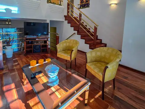 Venta casa 5 ambientes en dos plantas con jardín, parrilla y garaje en Villa Lugano