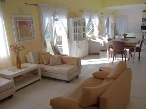 Casa en Alquiler Temporal con 2 cocheras