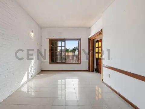 PH en planta alta de 5 ambientes en Castelar Sur | Terraza con parrilla y balcón al frente