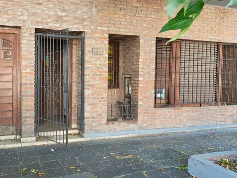 PH DE 4 AMBIENTES CON PATIO, TERRAZA Y POSIBLE COCHERA