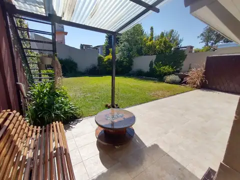 CASA EN VENTA 4 AMBIENTES BOULOGNE CON JARDIN