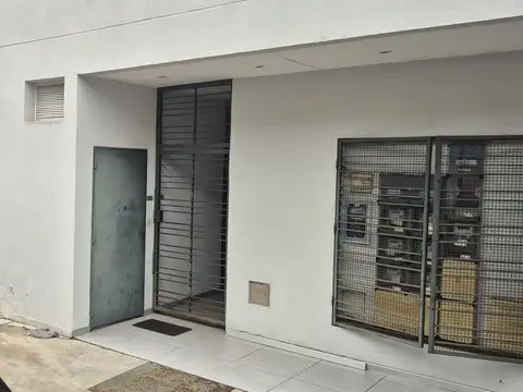 Cochera descubierta a 2 cuadras de peatonal Belgrano