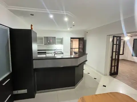 Casa 6 ambientes con 3 baños