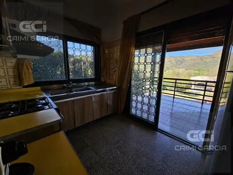 Casa 6 ambientes con 2 baños