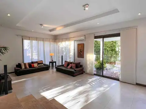 Casa 8 ambientes con 4 baños