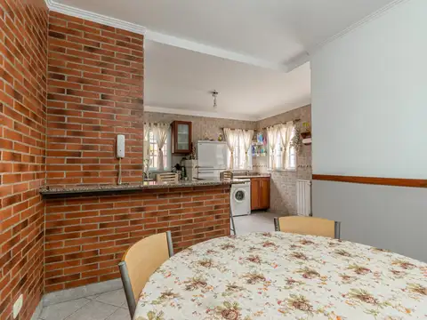 Casa 4 ambientes con 2 baños
