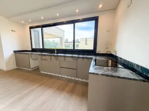 Casa 6 ambientes con 5 baños