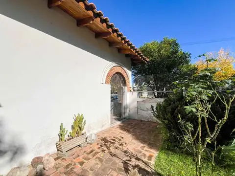 CASA EN VENTA ARANA LA PLATA 4 DORMITORIOS
