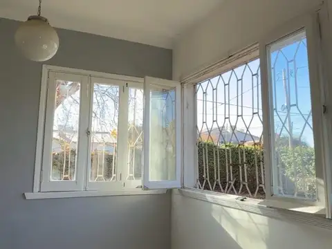 Casa 6 ambientes con 2 baños