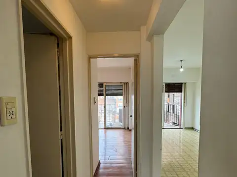 Departamento 2 ambientes al frente con balcón en centro de Ramos Mejía, a 1 cuadra de la estación