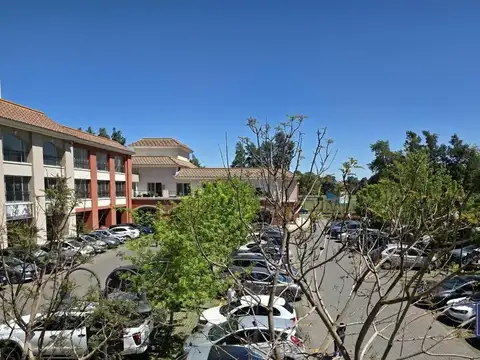 ¡Oportunidad! Venta de cochera en Centro Comercial Pueblo Caamaño, Pilar