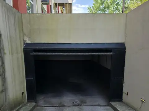 ¡Oportunidad! Venta de cochera en Centro Comercial Pueblo Caamaño, Pilar