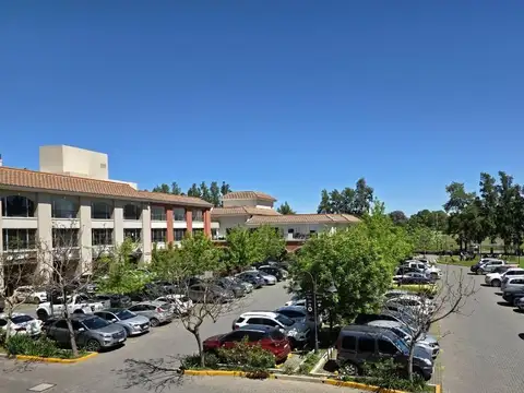¡Oportunidad! Venta de cochera en Centro Comercial Pueblo Caamaño, Pilar