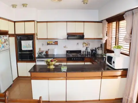 Casa en Venta con 3 cocheras