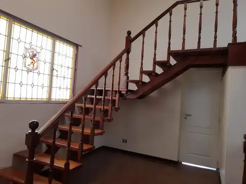 Casa 6 ambientes con 4 baños