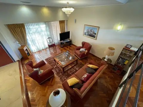 Casa 6 ambientes con 4 baños