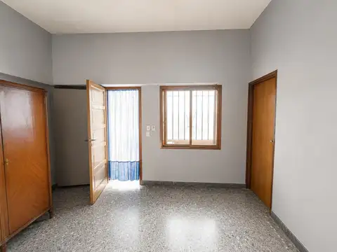 Casa en Parque Chacabuco en venta 3 ambientes con terraza y patio  PERMUTA