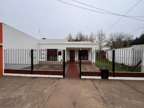 Casa en Venta 2 Dormitorios con jardín, Parrilla y Galpón al fondo - Apto Credito en San Vicente