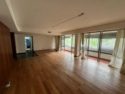 Piso Exclusivo de Tres Dormitorios con Cochera en Alquiler