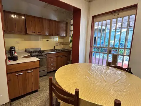 Casa 8 ambientes con 2 baños