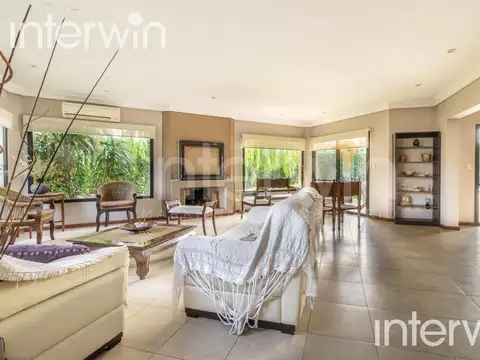 Casa en Venta con 3 cocheras