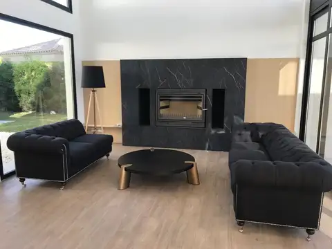 Casa 5 ambientes con 4 baños