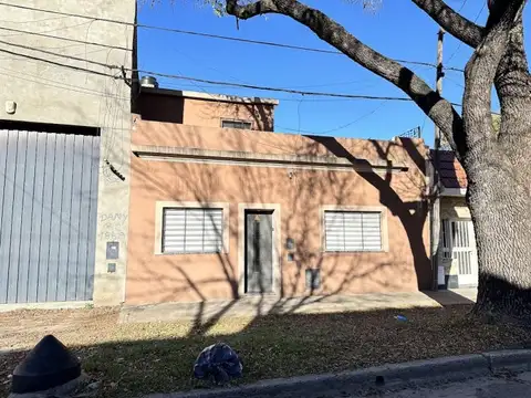 Casa en venta en Rosario: barrio Azcuénaga, a metros de Eva Peron