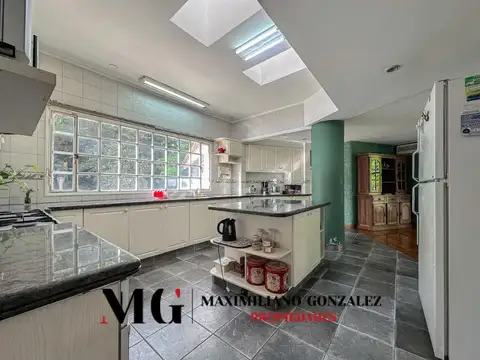 Casa 8 ambientes con 4 baños