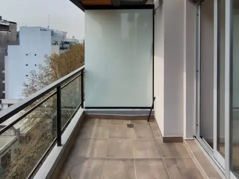 A ESTRENAR – MAGNIFICO AMBIENTE AL FRENTE CON BALCON ORIENTACION ESTE – AMPLIO DIVISIBLE – EDIFICIO CON REGIO SUM C/ PARRILA ETC.