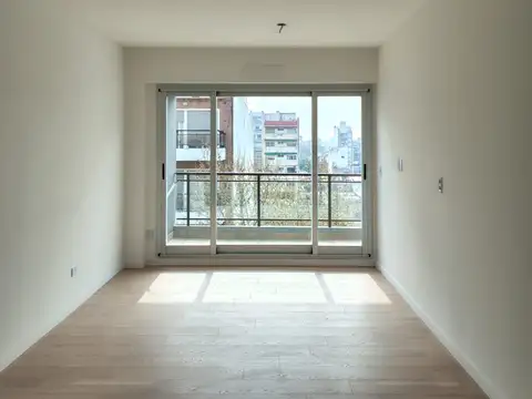 A ESTRENAR – MAGNIFICO AMBIENTE AL FRENTE CON BALCON ORIENTACION ESTE – AMPLIO DIVISIBLE – EDIFICIO CON REGIO SUM C/ PARRILA ETC.