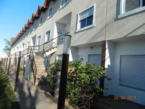 Departamento 2 ambientes con patio y cochera