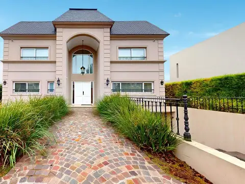Casa en Alquiler con 4 cocheras