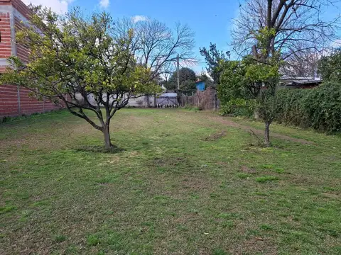 VENTA CASAQUINTA CON DEPÓSITO Y PARQUE EN VARELA