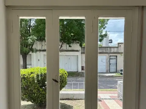 Excelente casa en Dr Poucel al 1400. Dos dormitorios, cochera, jardín, parrilla.