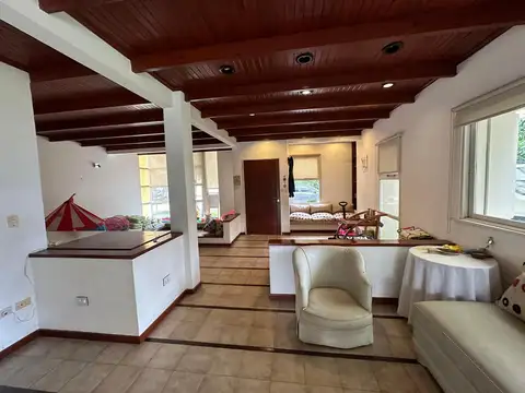 Casa 5 ambientes con 2 baños