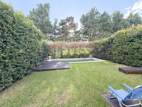 UNICO DOS AMBIENTES CON JARDIN, PARRILLA Y PILETA PROPIA.
