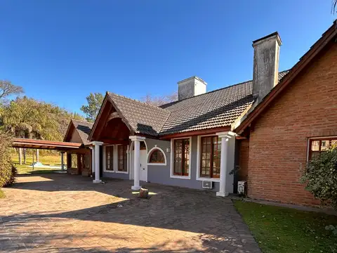 Casa con gran parque, quincho, pileta, hogar 1 lote muy amplio en NECC