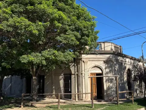 Arellano 700
