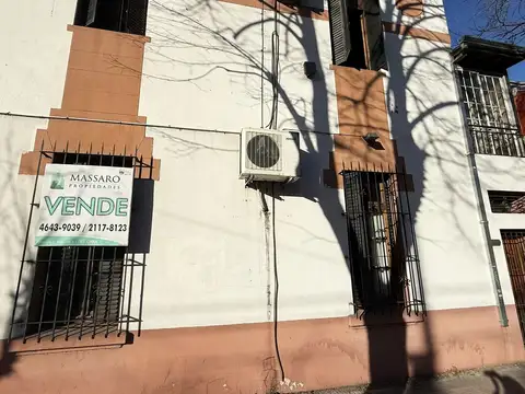 Casa sobre lote propio, 5 ambientes con garage y balcón terraza, Liniers.