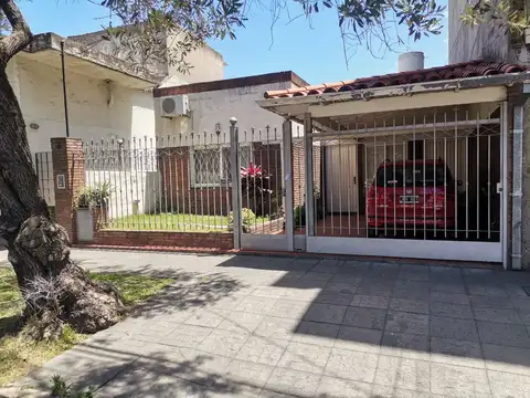 CASA - LOTE PROPIO - C/ COCHERA, 4 AMB. Y FONDO LIBRE CON DEPTO 2 AMB.