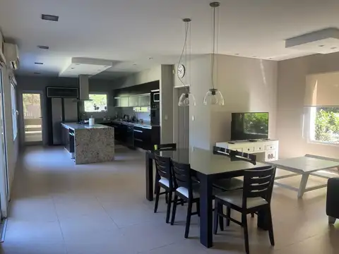Casa 8 ambientes con 6 baños