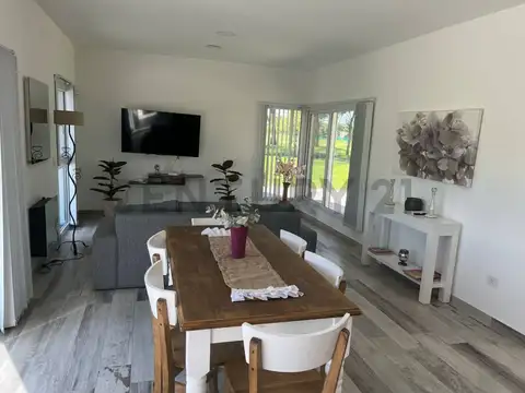 Casa en Venta con 3 cocheras