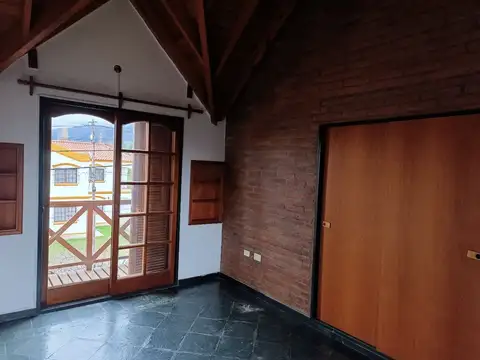 Casa en Alquiler con 2 cocheras