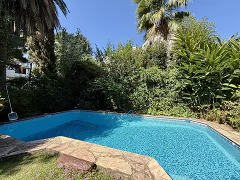 Casa en venta 6 ambientes Olivos con jardin y pileta