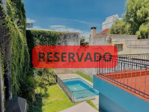 Hernandarias al 300. Casa 5 amb., cochera, pileta, fondo libre. La Boca.