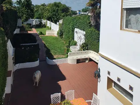 Casa 6 ambientes con 2 baños