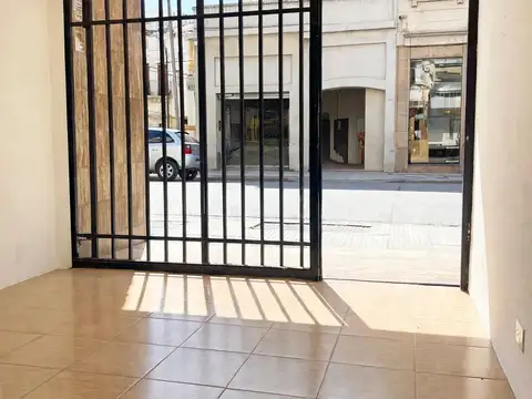 Alquiler local comercial en Recoleta! A la calle, hermosa vidriera. Apto todo rubro. Bajas expensas