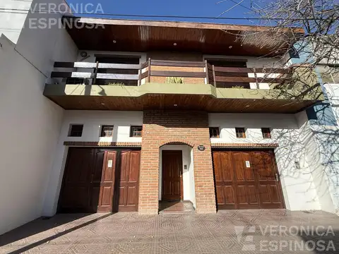 Casa en de tres ambientes en venta, San Antonio De Padua, con fondo y pileta