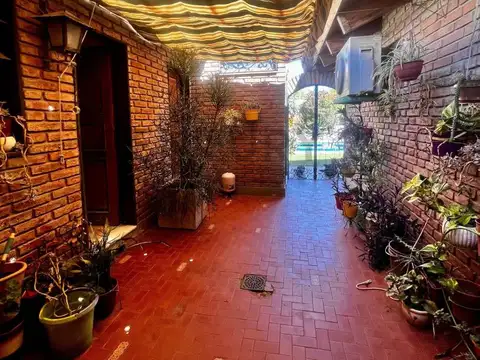 ¡GRAN PROPIEDAD EN VENTA! Casa + Departamento en B° Granja de Funes